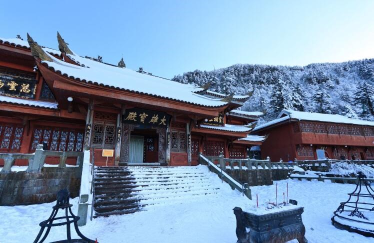 峨眉山接引殿，怀着虔诚来祈福