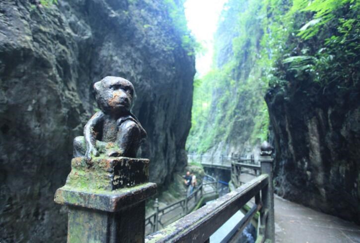 峨眉山一线天，惊险又刺激