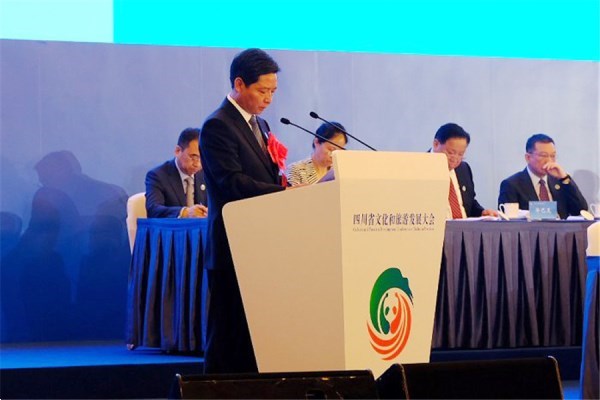 2、稻城县委书记曾关和在会上作交流发言  供图 稻城县委宣传部.jpg